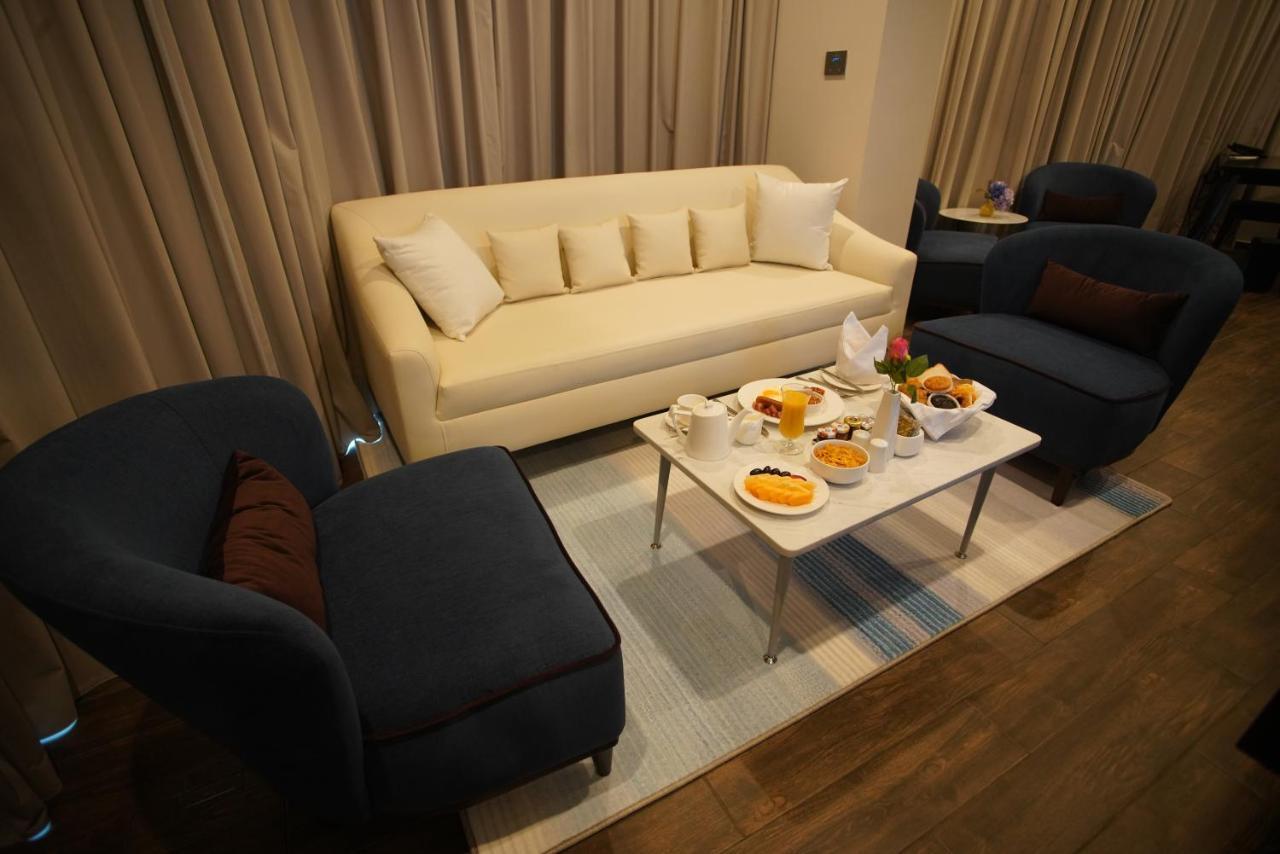 C - Hotel And Suites דוחה מראה חיצוני תמונה