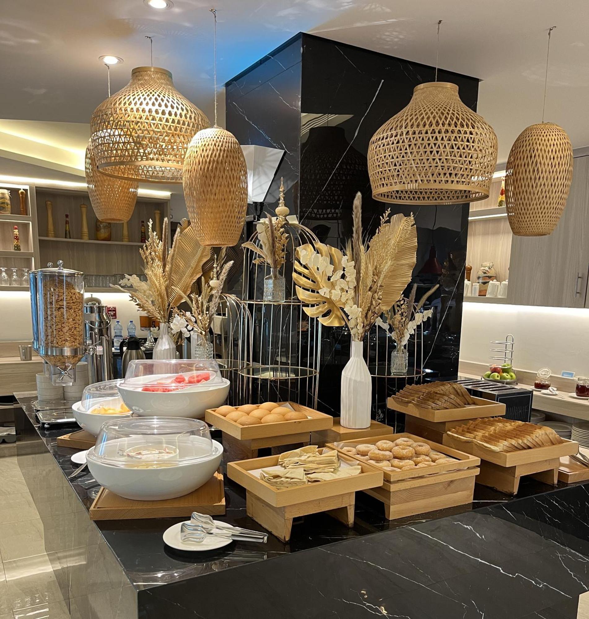 C - Hotel And Suites דוחה מראה חיצוני תמונה